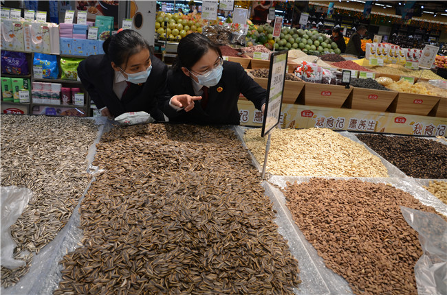 安徽合肥庐阳区:对散装食品标签信息进行核对